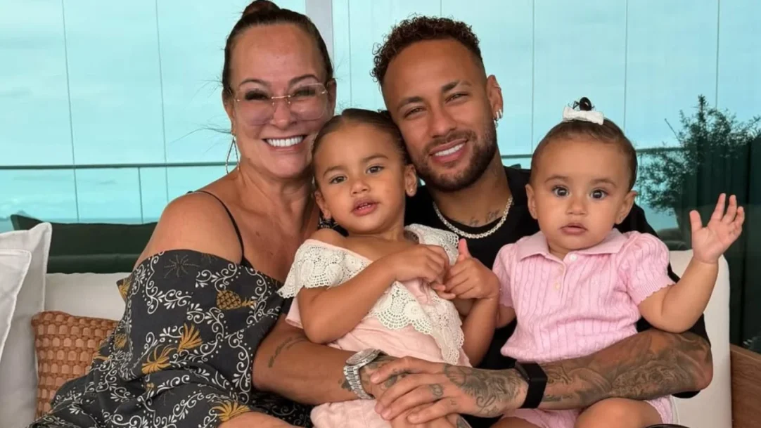 Neymar embarca para Copa e compartilha momentos em família antes da viagem
