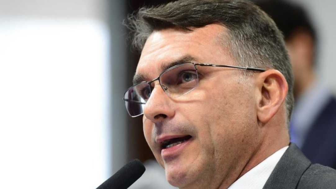 Flávio Bolsonaro nega relação entre filme e operação contra produtora