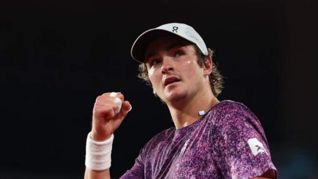 João Fonseca enfrenta Jakub Mensik por vaga na semifinal de Roland Garros