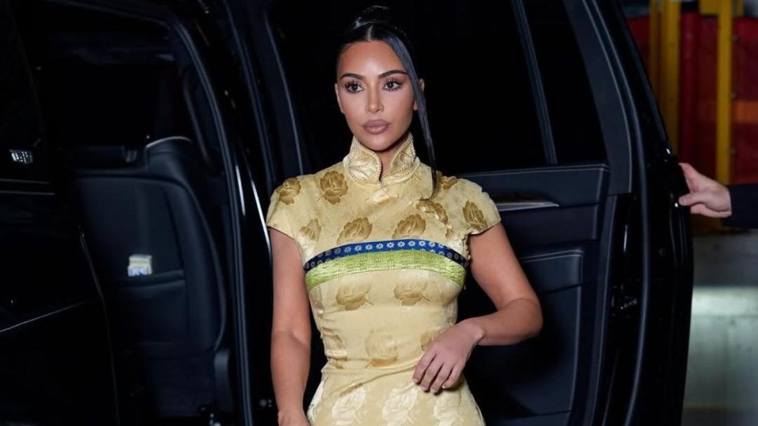 Kim Kardashian confirma relacionamento com Lewis Hamilton nas redes sociais