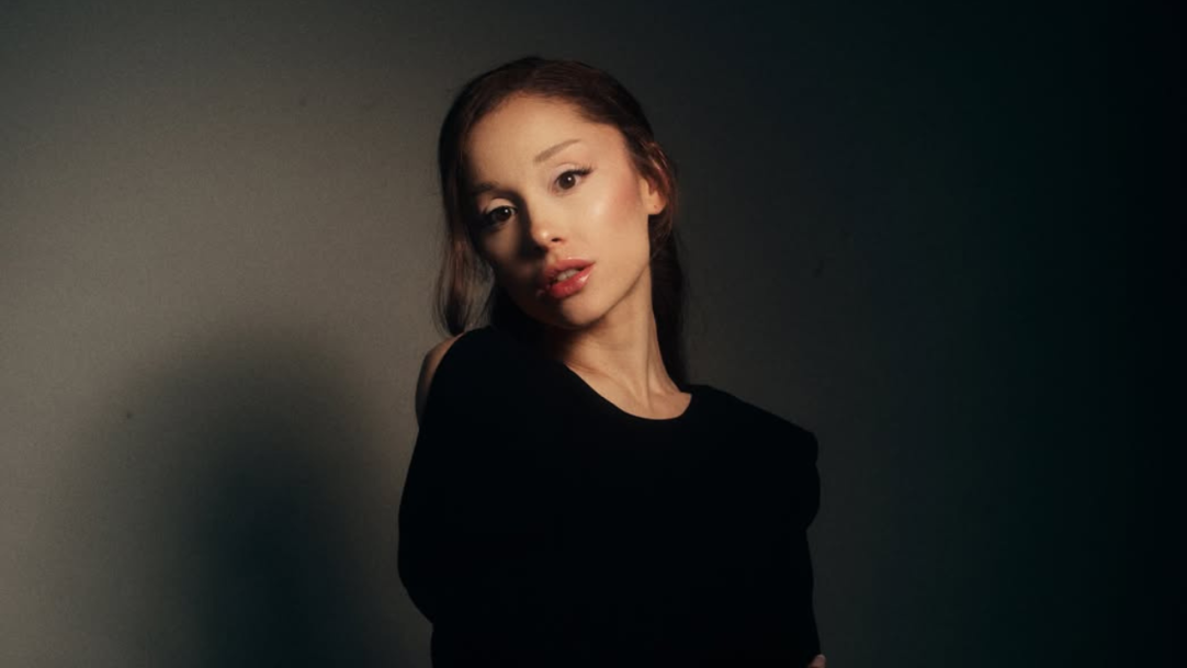 Ariana Grande traz Justin Long e clima de suspense para pôster de novo single