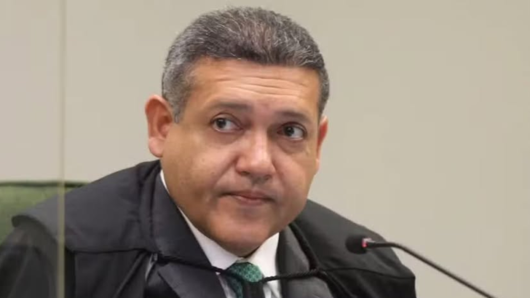 Pesquisa que mostrava queda de Flávio Bolsonaro é suspensa por Nunes Marques