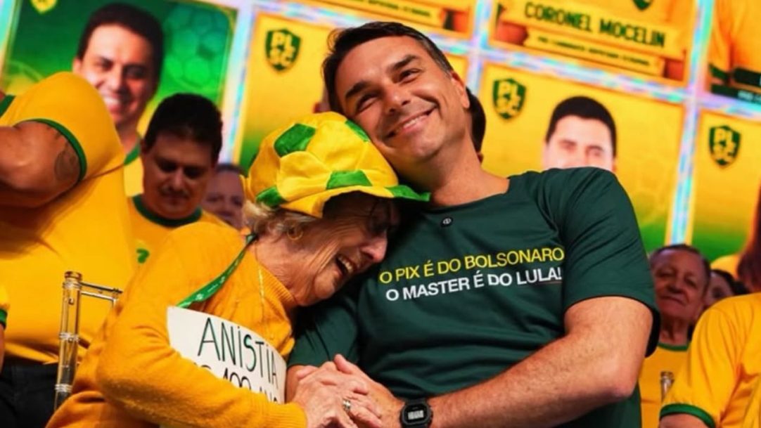 Flávio Bolsonaro alega perseguição em caso da produção do filme Dark Horse