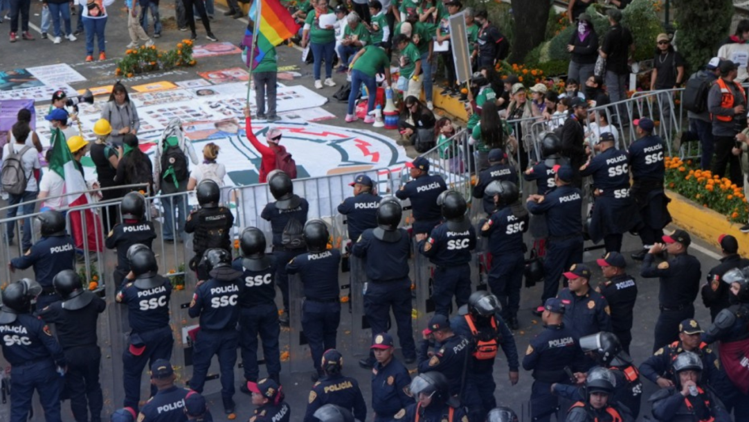 Polícia enfrenta manifestantes durante estreia da Copa
