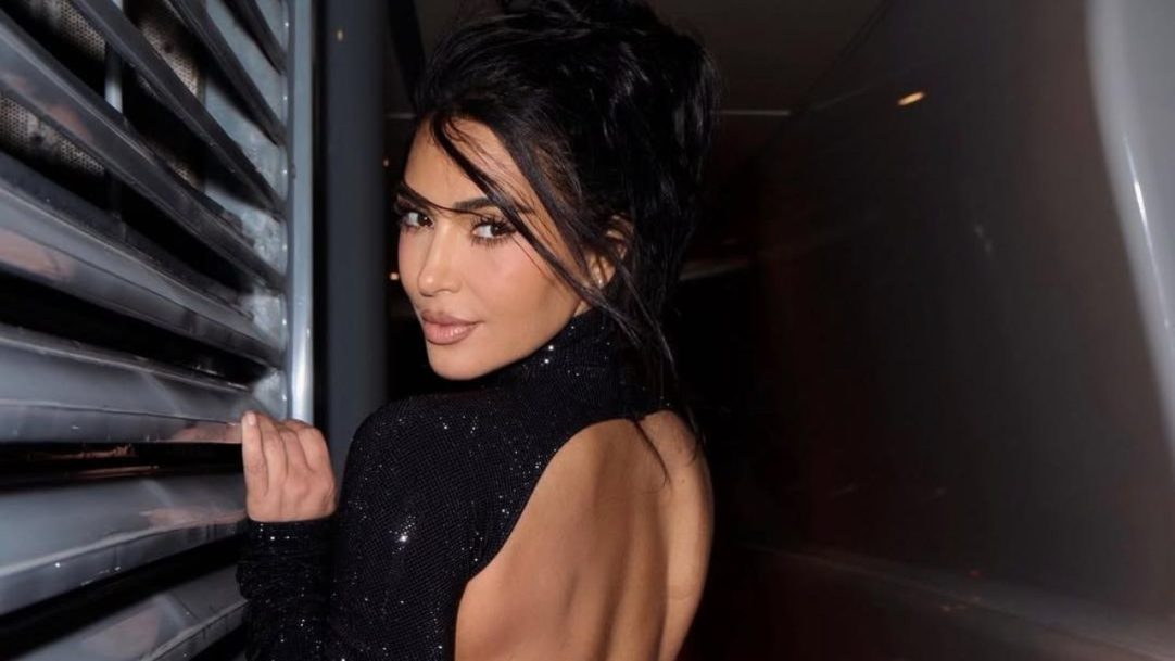 Kim Kardashian aposta em look de impacto com brilho e transparências em Mônaco