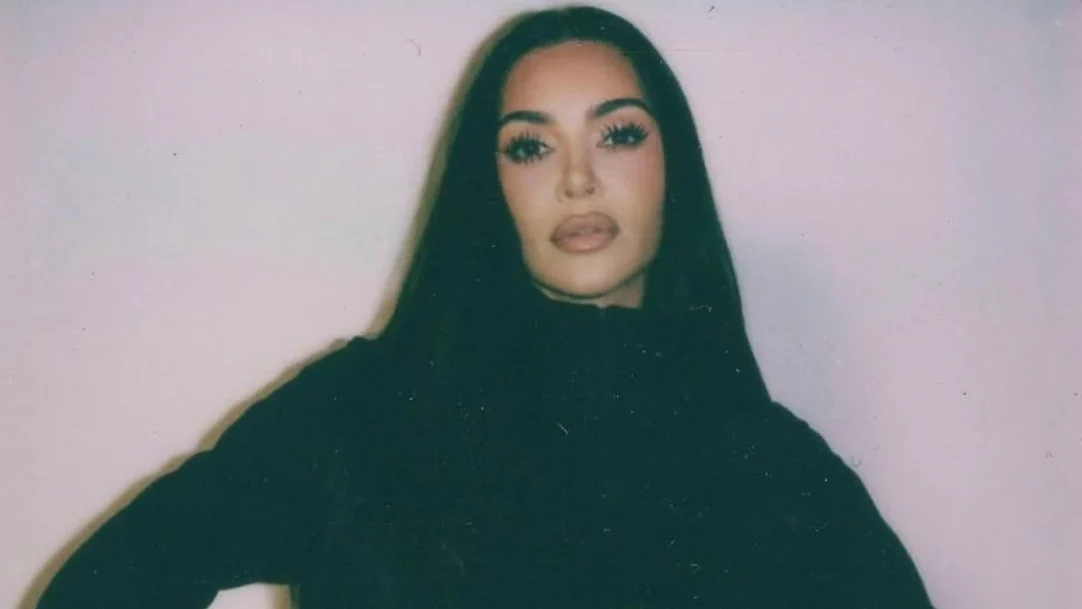 Kim Kardashian exibe look ousado em passeio durante temporada em Mônaco