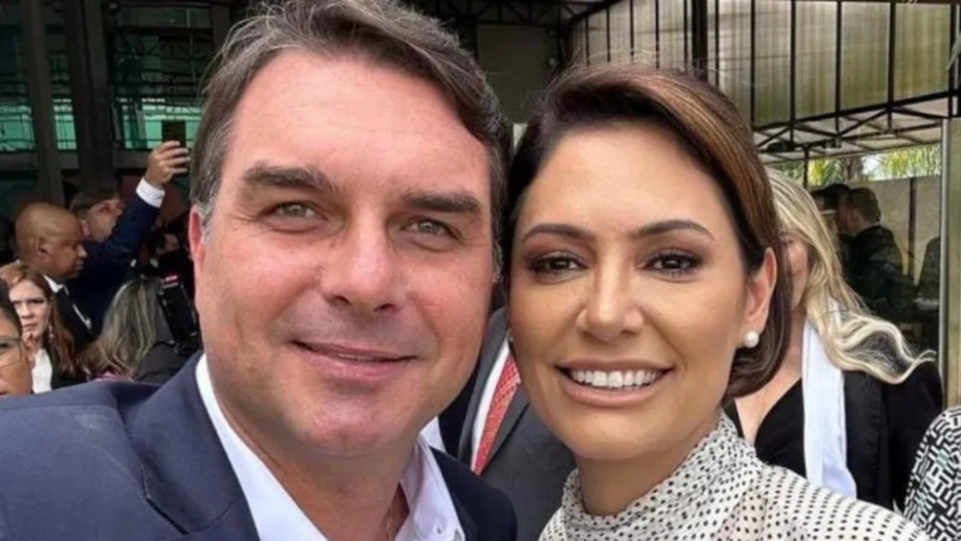 Flávio Bolsonaro pede desculpas a Michelle e a convida para ‘caminhar junto’ na campanha