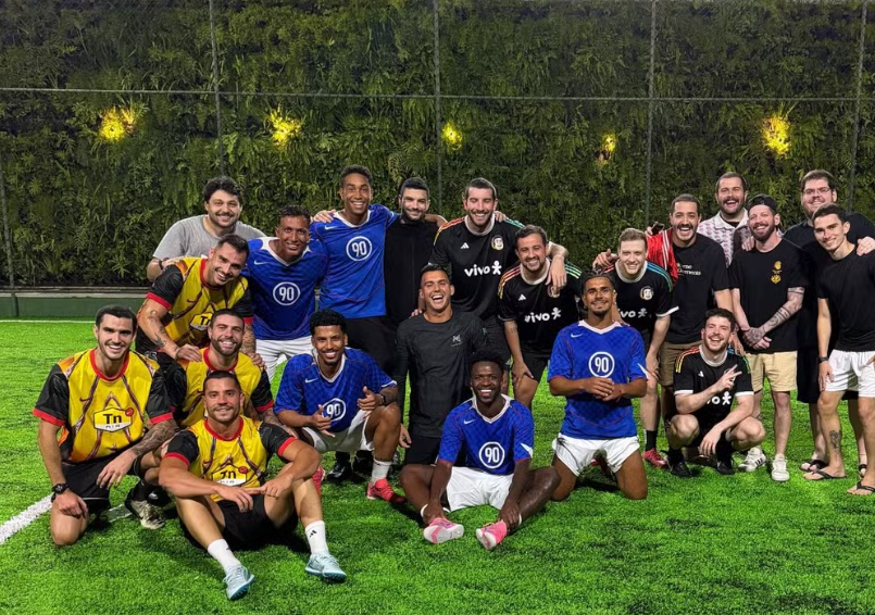 Vini Jr. joga futebol com  André Lamoglia e amigos no Rio