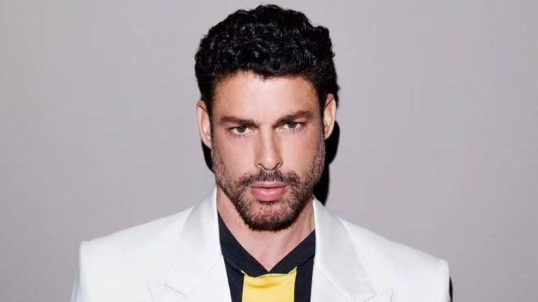Cauã Reymond revela que se envolvia com mulheres mais velhas na juventude: ‘Procurava uma mãe’