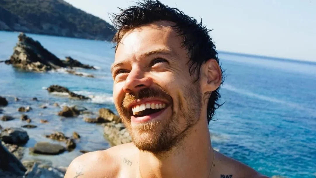 Harry Styles escorrega no palco em show no México e reação chama atenção