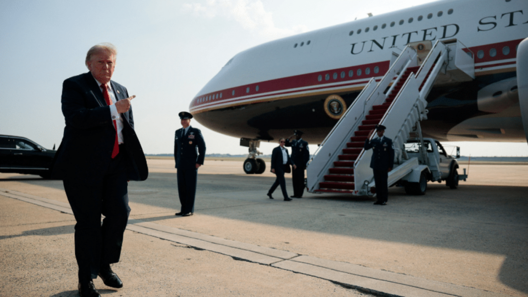 Trump retoma uso de antigo Air Force One após dúvidas sobre segurança de novo jato