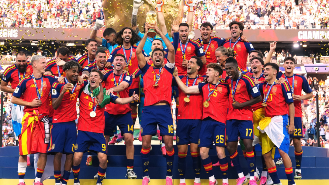Espanha vence Copa do Mundo e jogadores prestam homenagens às suas raízes