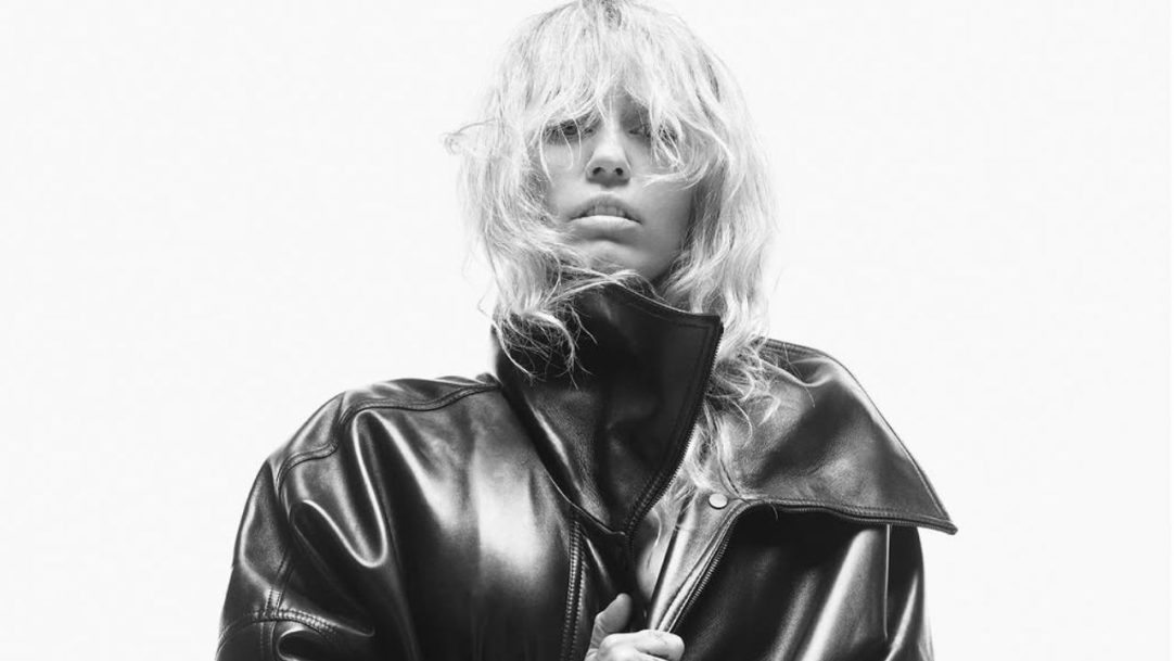 Miley Cyrus revela novo disco e mostra quase tudo em ensaio ousado