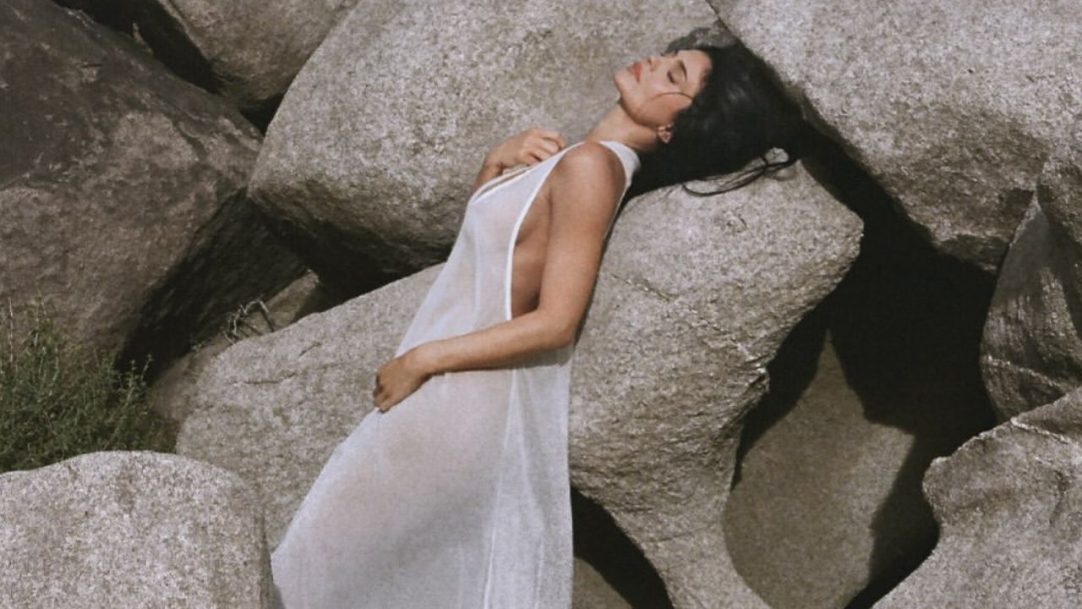 Kylie Jenner posa sem sutiã com vestido transparente em ensaio sensual