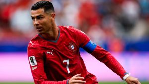 Cristiano Ronaldo se declara ‘Pai feliz’ em foto com filhos a caminho de jatinho de mais de R$ 300 milhões