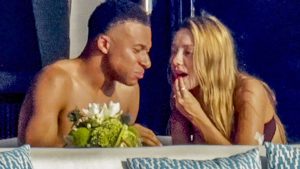 Mbappé e Ester Expósito exibem corpos sarados em passeio de iate na Sardenha