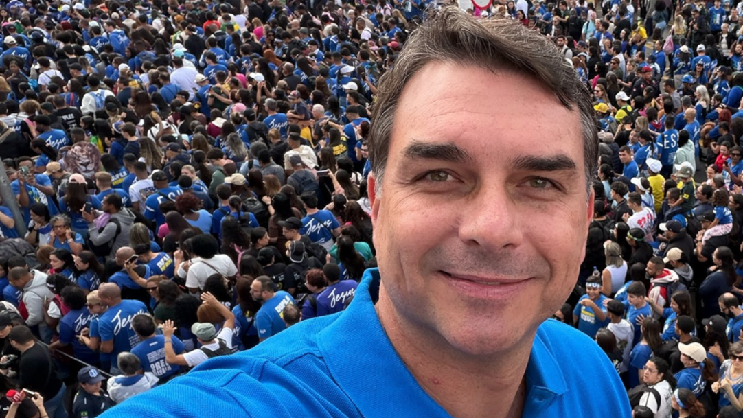 Vídeo de IA utilizado em convenção de Flávio Bolsonaro pode gerar ação no TSE