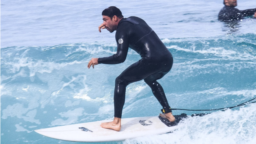 Cauã Reymond quebra prancha durante surfe e mostra bom humor com o equipamento