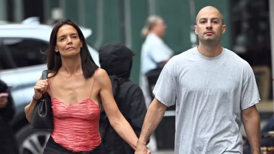 Novo amor: Katie Holmes é vista ao lado do artista plástico em Nova York