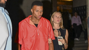 Mbappé e Ester Expósito são fotografados agarradinhos em Paris após compras em boutiques de luxo