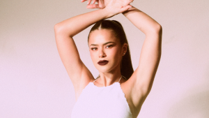 Maisa usa vestido branco de renda para show de Martin Garrix em Ibiza