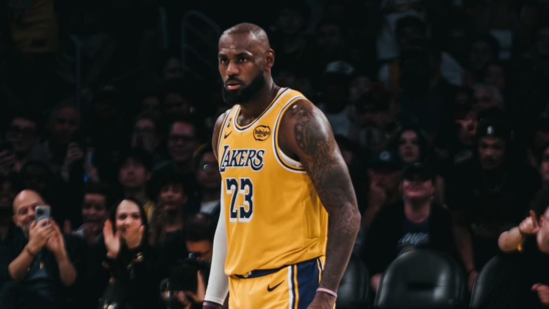 Camisas dos Sixers com nome de LeBron James esgotam em venda online