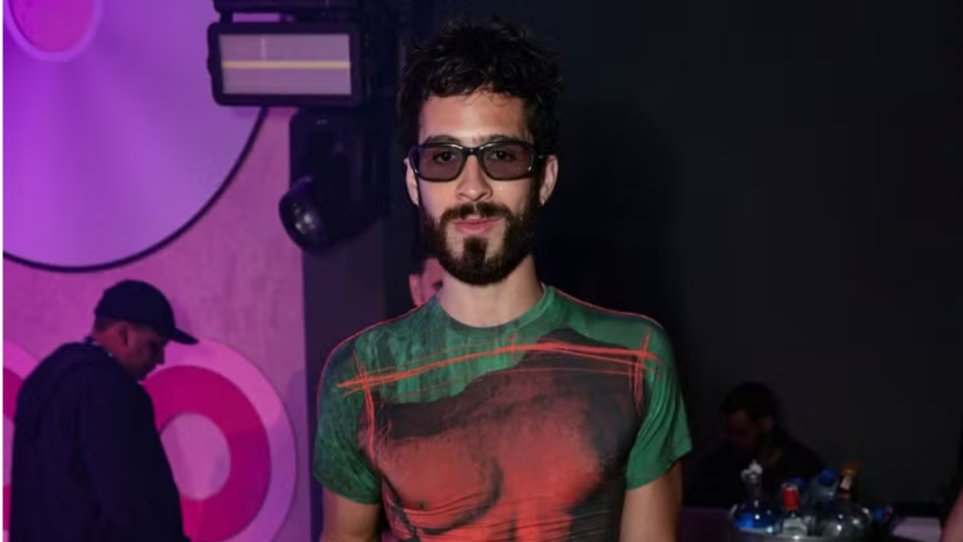 João Guilherme prestigia show de Zé Felipe no Rio com camiseta vintage de 1999