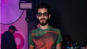 João Guilherme prestigia show de Zé Felipe no Rio com camiseta vintage de 1999