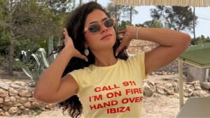 Maisa aproveita férias em Ibiza e mergulha em praia com piscinas naturais
