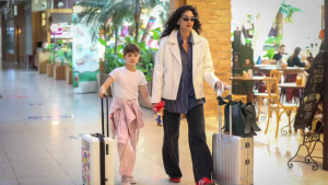 Débora Nascimento é fotografada com a filha Bella no aeroporto; menina impressiona pela estatura