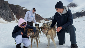 Tom Brady viaja para o Alasca com seus três filhos e chama-os de ‘melhores amigos’