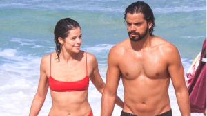 Agatha Moreira curte praia com Rodrigo Simas em clima de romance no Rio