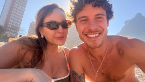 Após negar foto, Shawn Mendes surpreende fã com atitude na praia