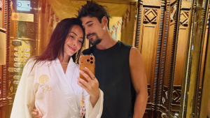 Sabrina Sato exibe barriguinha da gravidez e troca beijão com Nicolas Prattes em álbum