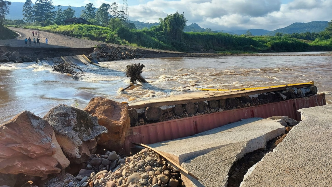 Força da água destrói ponte reconstruída por moradores no RS