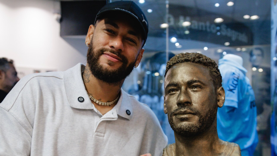 Atacante Neymar é homenageado pelo Santos com busto e estátua na Vila Belmiro