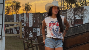 Ana Castela agita camping de barretos só de biquíni
