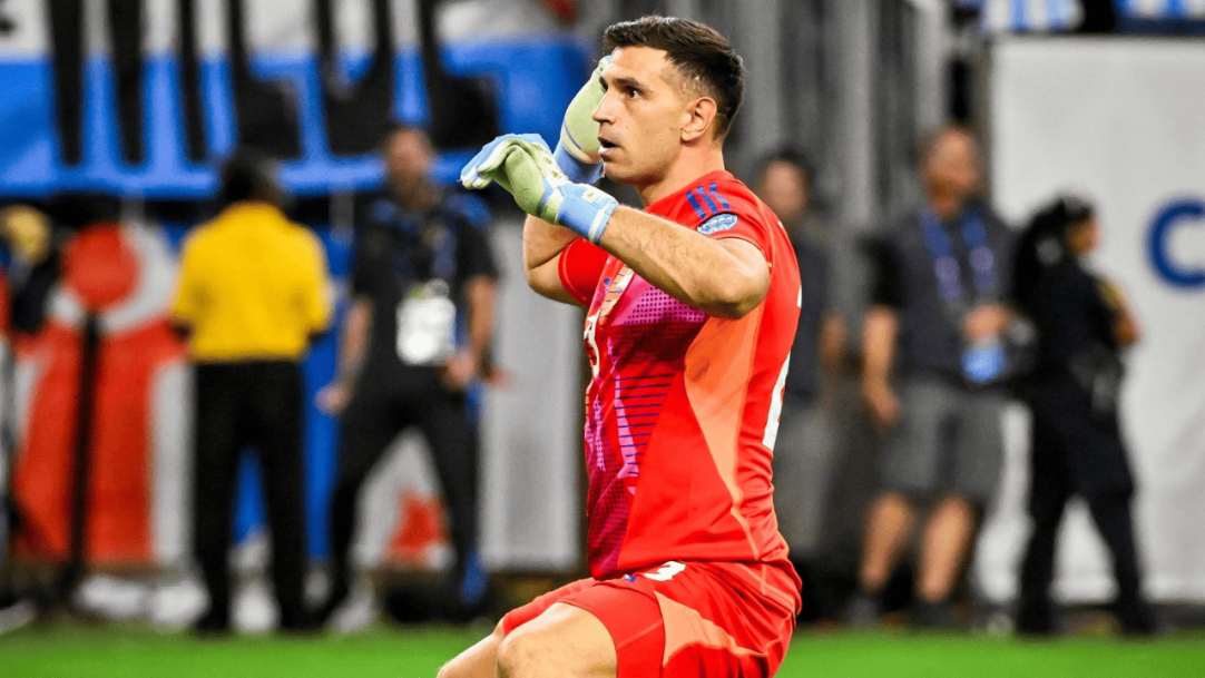 Dibu Martínez é oferecido ao Chelsea e pode reforçar o clube inglês