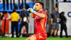 Dibu Martínez é oferecido ao Chelsea e pode reforçar o clube inglês