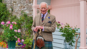 Charles se pronuncia sobre volta de Harry e Meghan ao Reino Unido