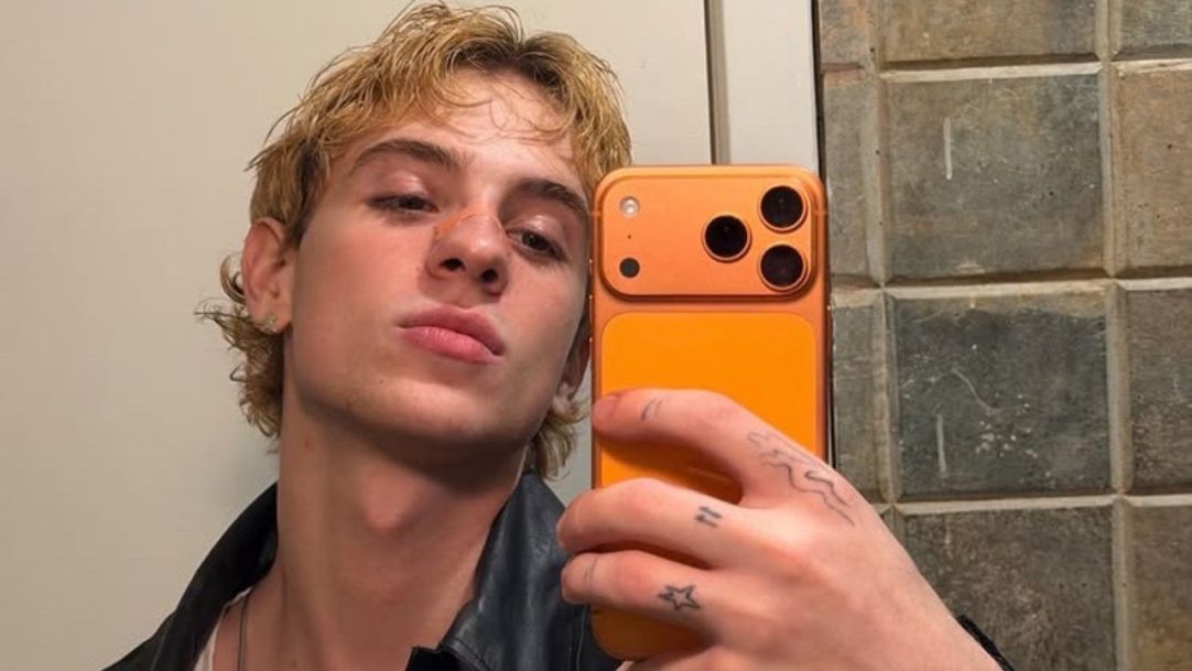 Juliano Floss viaja com atriz após término