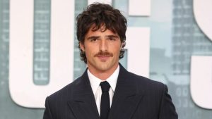 Jacob Elordi aposta em terno de risca de giz Bottega Veneta e mocassins na première