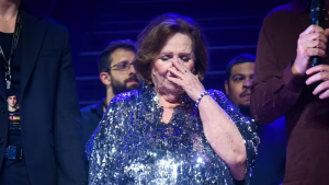 Déa Lúcia emociona público na estreia de musical sobre Paulo Gustavo em São Paulo