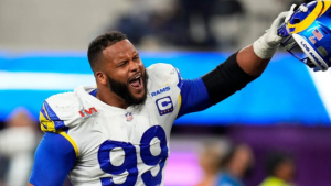 Aaron Donald está de volta: astro assina por um ano com os Rams