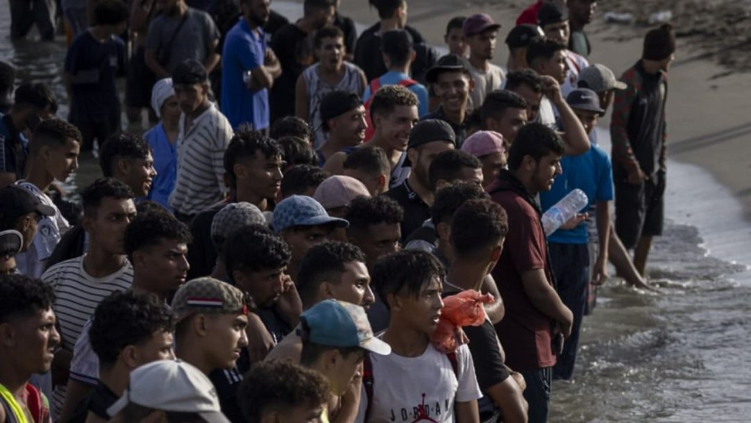 Espanha escolta imigrantes em Ceuta e instala barreira no mar para impedir chegadas a nado