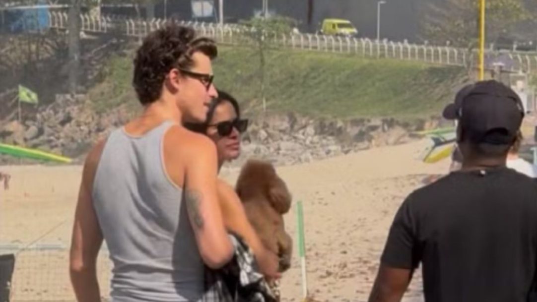 Shawn Mendes nada no dia do aniversário em São Conrado ao lado de Bruna Marquezine