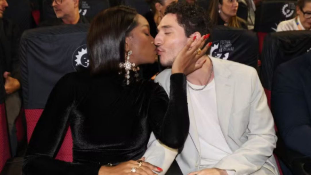 IZA e João Vitor Silva trocam beijos na abertura do Festival de Gramado