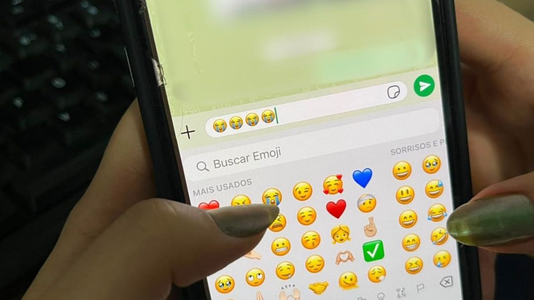 Emoji de choro surpreende e se torna o mais usado do mundo em 2025; confira o ranking