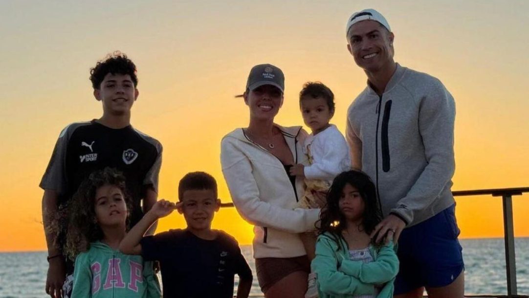 Após casamento, Georgina Rodríguez adota legalmente os três filhos mais velhos de Cristiano Ronaldo, diz revista