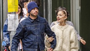Ariana Grande é vista de braços dados com Ricky Álvarez após reconciliação com o ex